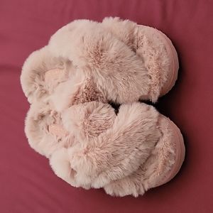 NWOT.. MK...sunset rose.. cross fuzzy  slipper slides